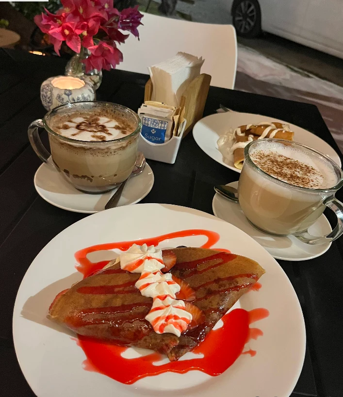 Desayuno acompañado de dos tazas de café en Aleida